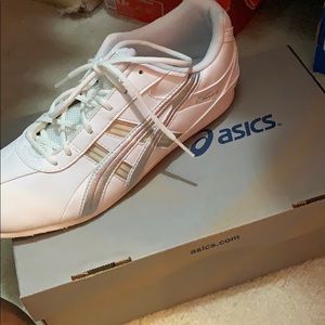oasis cheer shoes
